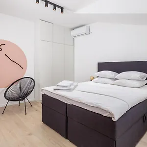  Apartman Pearl, Center